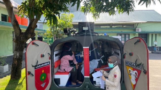 Suasana vaksinasi COVID-19 di dalam tank tempur ambulans di halaman kantor Kodim 1408/BS Makassar, Sulawesi Selatan, Selasa (24/8/2021). [ANTARA]