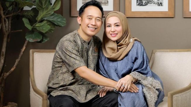 Denny Cagur bersama istri, Santi Widihastuti alias Shanty Denny. [Instagram]