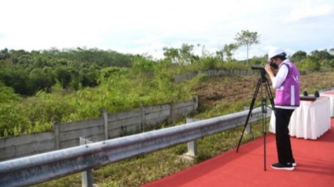 Presiden Jokowi meninjau sodetan akses jalan menuju IKN di Provinsi Kalimantan Timur. [Sekretariat Negara]