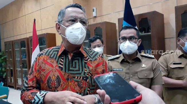 Wali Kota Tangerang Selatan Benyamin Davnie di Puspemkot Tangsel, Selasa (24/8/2021). [SuaraJakarta.id/Wivy Hikmatullah]