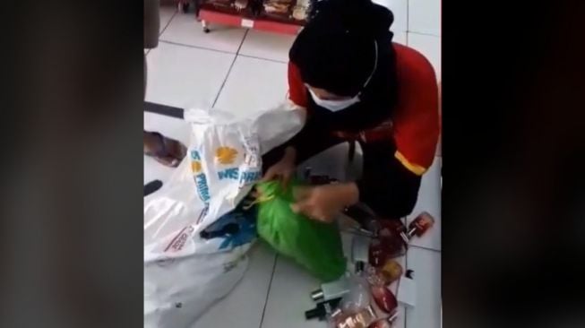 Karyawan minimarket syok bongkar isi karung milik seorang pria (tiktok)