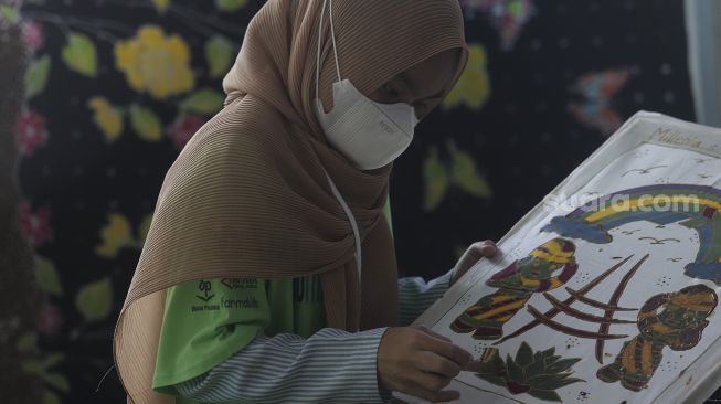 Penyandang disabilitas mengikuti pelatihan Seni Batik Betawi di Balai Pustaka, Jakarta, Rabu (25/8/2021). [Suara.com/Angga Budhiyanto]