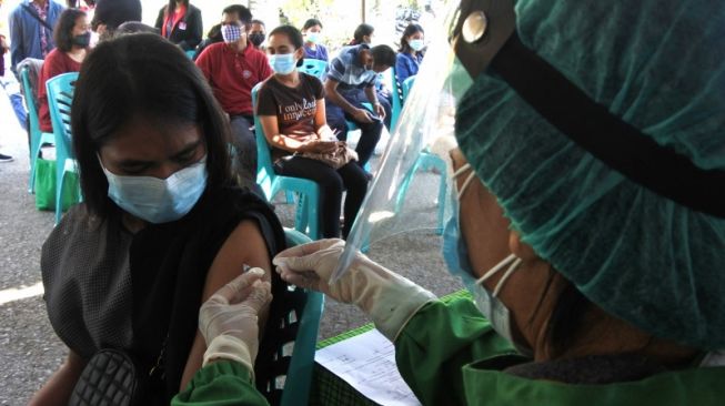 Seorang mahasiswa menerima suntikan vaksin Covid-19 dosis pertama. [ANTARA]