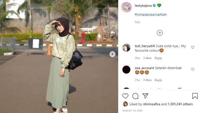 Adu Pesona Syar'i Lesti Kejora dan Dinda Hauw. [Instagram/lestykejora/dindahw]