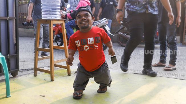 Komedian Ucok Baba saat ditemui di Cafenya di Kawasan Cipayung, Depok, Jawa Barat, Rabu (25/11/2021). [Suara.com/Alfian Winanto]