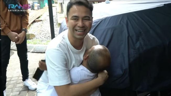 12 Momen Raffi Ahmad Beri Mobil ke Ucok Baba, Sempat Prank Pinjam Duit Dulu