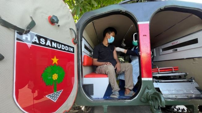 Inovasi pelaksanaan vaksinasi COVID-19 di dalam tank tempur ambulans di halaman kantor Kodim 1408/BS Makassar, Sulawesi Selatan, Selasa (24/8/2021). [ANTARA]