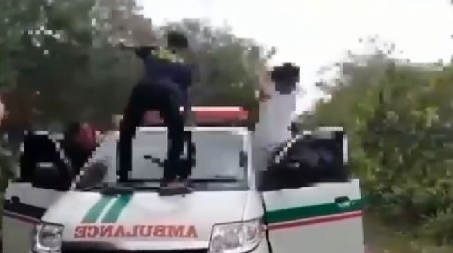 Viral Video Mahasiswa Joget di Atas Ambulans, Injak Kap Mobil