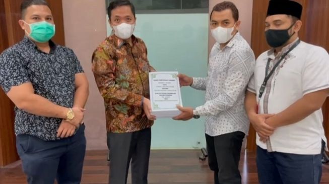 Sambangi Gedung DPR, Kuasa Hukum Rizieq Bawa Setumpuk Berkas Pernyataan Sikap