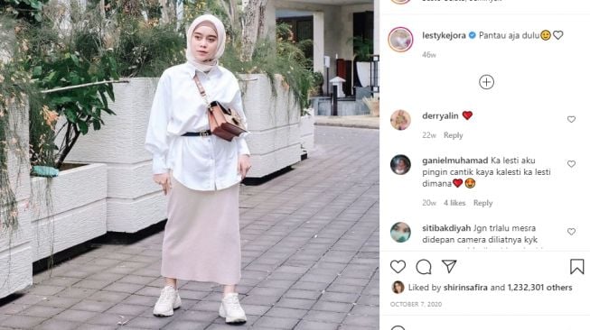 Adu Pesona Syar'i Lesti Kejora dan Dinda Hauw. [Instagram/lestykejora/dindahw]