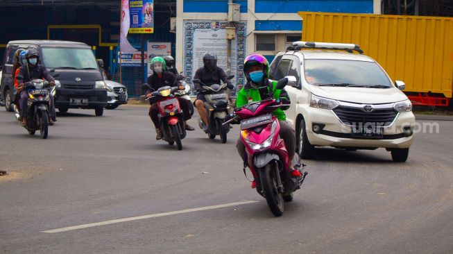 Sejumlah Kendaraan Melintas di Jalan Raya Serpong, Tangerang Selatan Rabu 25 Agustus 2021. ( Suara.com/ Hilal Rauda Fiqry) 