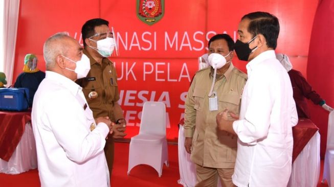 Presiden Jokowi tinjau kegiatan vaksinasi di SMPN 22 Samarinda. [Biro Pers Sekretariat Presiden]