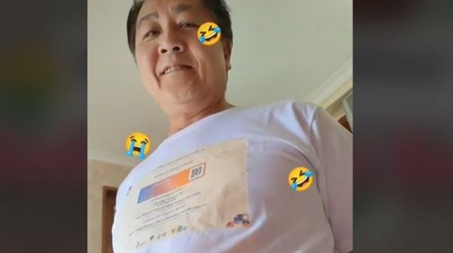 Bapak Ini Pede ke Mal Pakai Baju Gambar Sertifikat Vaksin, Warganet: Jadi Trendsetter!