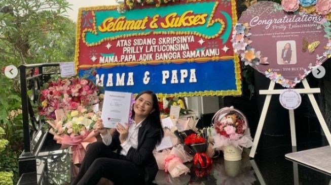 Potret Prilly Latuconsina Lulus Sidang Skripsi. [Instagram/prillylatuconsina96]