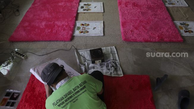 Penyandang disabilitas mengikuti pelatihan Seni Batik Betawi di Balai Pustaka, Jakarta, Rabu (25/8/2021). [Suara.com/Angga Budhiyanto]