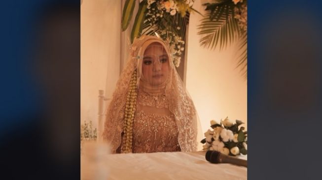 Pengantin sewa fotografer tak sesuai harapan. (TikTok)