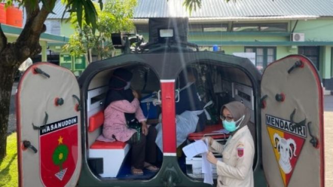 Suasana vaksinasi COVID-19 di dalam tank tempur ambulans di halaman kantor Kodim 1408/BS Makassar, Sulawesi Selatan, Selasa (24/8/2021) [Antara]