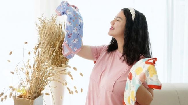 10 OOTD Bumil Felicya Angelista, Memikat dalam Kebaya hingga Gaun Putih