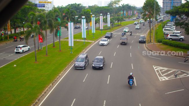 Sejumlah Kendaraan Melintas di depan Mall Summarecon Serpong di Jalan Boulevard Raya Gading Serpong, Tangerang 25 Agustus 2021 ( Suara.com/ Hilal Rauda Fiqry) 