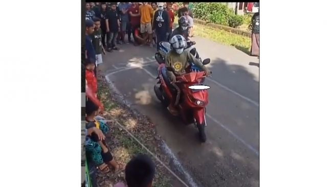 Viral Lomba Balap Motor yang Bikin Dengkul Gemetar, Finish Terakhir Dinyatakan Menang