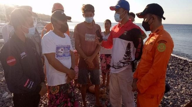 Sampan Nelayan Terbalik Saat Antar Bule di Perairan Bunutan