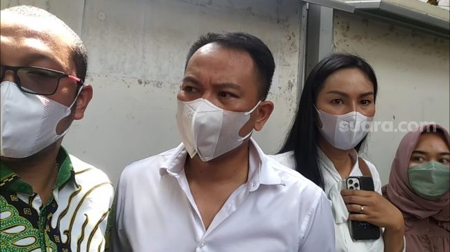 Vicky Prasetyo dan Kalina Oktarani usai menjalani sidang kasus pencemaran nama baik di Penadilan Negeri Jakarta Selatan, Kamis (26/8/2021). [Ismail/Suara.com]