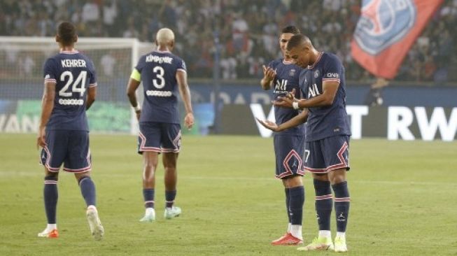 Penyerang PSG Kylian Mbappe menirukan gerakan tangan artis tiktok Khaby Lame usai menjebol gawang Strasbourg di ajang Ligue 1, 14 Agustus 2021. [AFP]