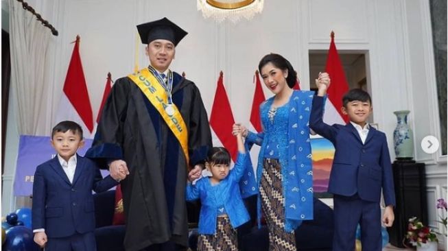 Momen Ibas Yudhoyono Wisuda Doktor. [Instagram/ruby_26]