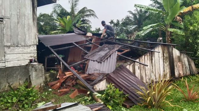 Rumah warga rusak diterjang angin puting beliung di Desa Naga Kesiangan, Kecamatan Tebing Tinggi, Kabupaten Serdang Bedagai, Sumatera Utara. [ist]