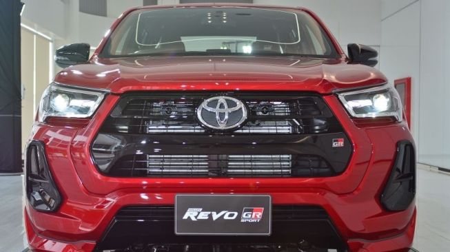 Toyota Hilux GR Sport versi low rider untuk Thailand [Paultan].