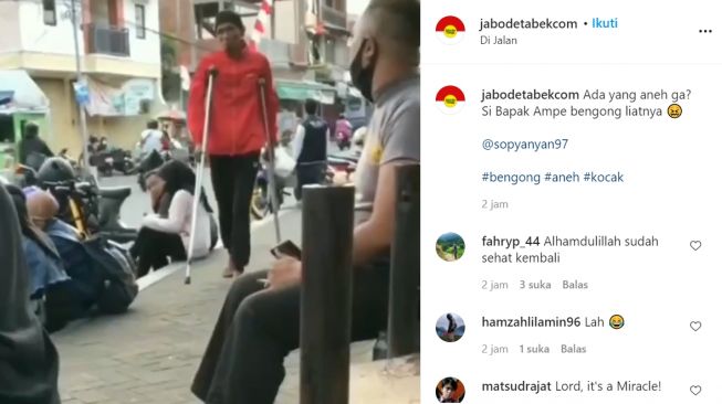 Viral Pria Jalan Sambil Angkat Tongkat Kruk (Instagram)