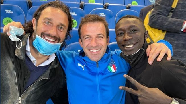 Tiktokers terkenal Khaby Lame (kanan) bersama Alessandro Del Piero. [Twitter @KhabyLame]