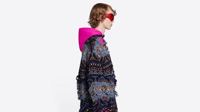 Sweater Balenciaga yang desainnya mirip baju digigit tikus. (www.balenciaga.com)