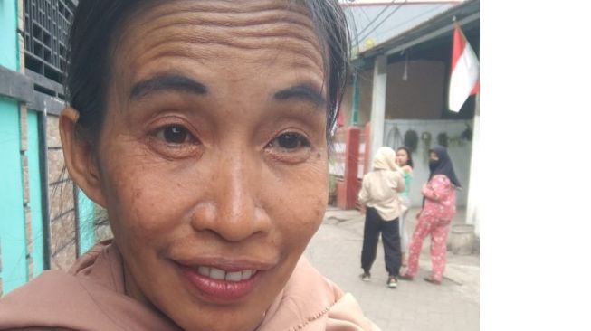 Perempuan di Kota Makassar Ani Fina (51 tahun) disebut memiliki wajah mirip Presiden Jokowi [SuaraSulsel.id / Istimewa]