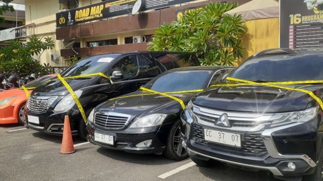Empat Mobil Mewah Diduga Pakai Pelat Konsulat Palsu Diamankan di Medan