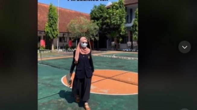 Auto Durhaka! Viral Murid Hina Guru Berjilbab saat Kelas Online di Zoom, Dikatain Bacot!!!