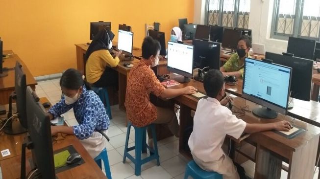 Ngenes! Siswa di Klaten Tak Punya Smartphone, Terpaksa Harus Belajar di Sekolah