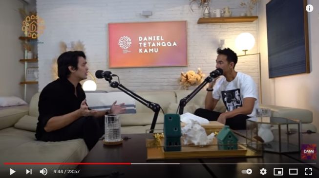 Donnie Sibarani saat mengungkap soal kuasa kegelapan [YouTube: Daniel Mananta Network]