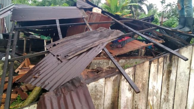 Angin Puting Beliung Rusak Rumah Warga Desa Naga Kesiangan