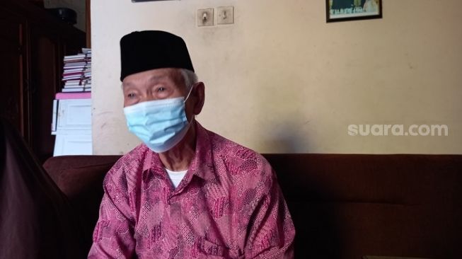 Muhammad Sain (78), Ketua RT di Rawamangun saat menjelaskan video viral kasus penganiayaan PRT. (Suara.com/Arga)