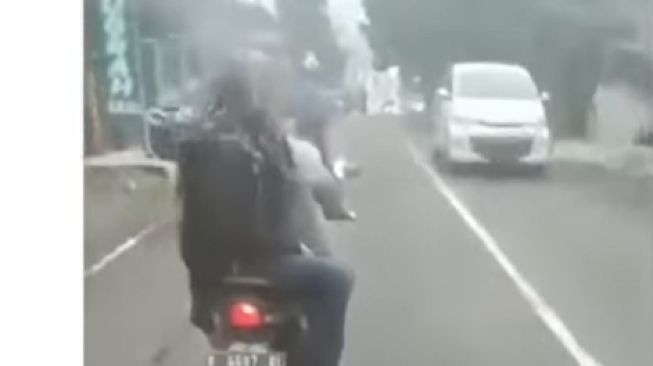 Cara Wanita Bonceng Motor Jadi Sorotan Publik, Ada Masalah Apa Kira-Kira?