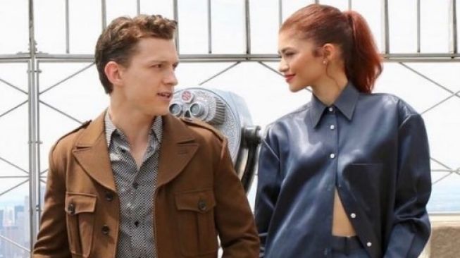 7 Potret Kedekatan Tom Holland dan Zendaya, Ciuman di Mobil hingga Kondangan Bareng