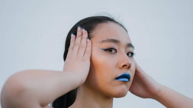 8 Makeup dengan Blue Eyeliner untuk Semua Bentuk Mata