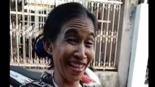 Ibu Pina Mirip Jokowi Disuruh Nyanyi, Kalau Bisa Dikasih Duit Rp 50 Ribu oleh Ustadz Delon