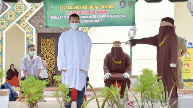 Lima Pelanggar Syariat Islam Dihukum Cambuk di Sabang