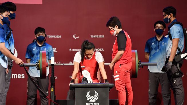 Lifter putri Indonesia, Ni Nengah Widiasih meraih medali perak di cabang olahraga para-powerlifting kelas 41 kg putri di Tokyo International Forum, Kamis (26/8/2021). [NPC Indopnesia]