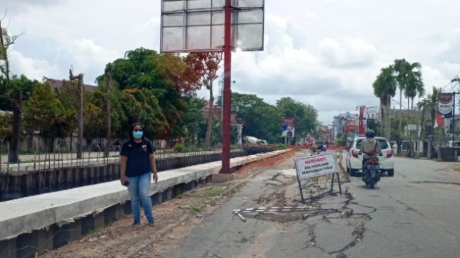 Kondisi jalan Sungai Raya Dalam (Serdam) di lokasi pembangunan turap. (Antara/Rendra Oxtora)