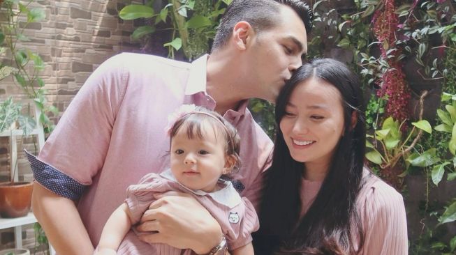 Jonas Rivanno, Asmirandah dan putrinya, Chloe. [Instagram]