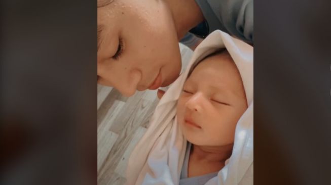 Viral Bayi Baru Lahir Jadi Bintang TikTok karena Parasnya