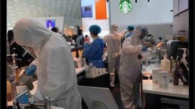 Bikin Syok! Viral Foto Barista Starbucks Layani Pelanggan Pakai APD: Jadi Kayak Penelitian